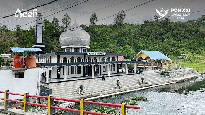 Masjid Al-Munawwarah Uning, masjid yang berada di tepi sungai di Kampung Uning, Kecamatan Pegasing, Kabupaten Aceh Tengah.