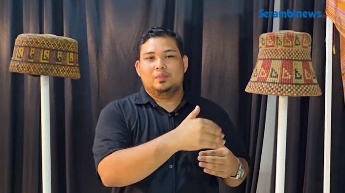 Direktur Pedir Museum, Masykur Syafruddin memperlihat dua jenis kopiah khas Aceh yang sudah berusia seratus tahun lebih, pada acara Pameran Kebudayaan dalam rangka Meuseuraya Akbar, di Sigli, Kabupaten Pidie, 29 Mei 2025.