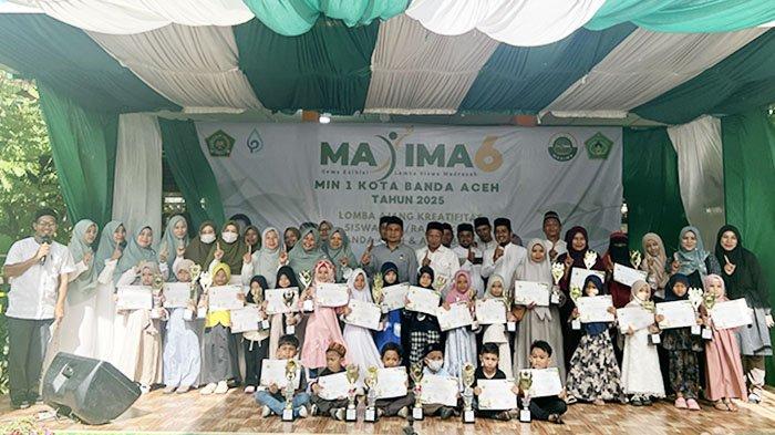Murid TK/RA yang menjadi juara pada ajang Gema Eksibisi Lomba Siswa-Siswi Madrasah (Maxima) 6 MIN 1 Kota Banda Aceh foto bersama usai pembagian hadiah, Minggu (13/4/2025).