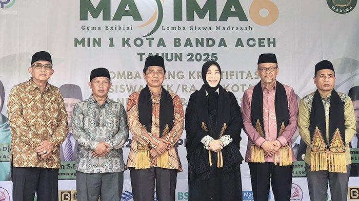 Wali Kota Banda Aceh, Illiza Sa’aduddin Djamal bersama Kepala MIN 1 Banda Aceh dan para pejabat Kemenag Banda Aceh dan Kemenag Provinsi Aceh foto bersama saat pembukaan Maxima 6, Sabtu (12/4/2025).