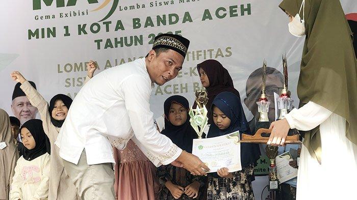 Ketua Panitia Maxima 6 MIN 1 Kota Banda Aceh, Muttaqin Emsya Sitepu menyerahkan hadiah kepada para juara, Minggu (13/4/2025).