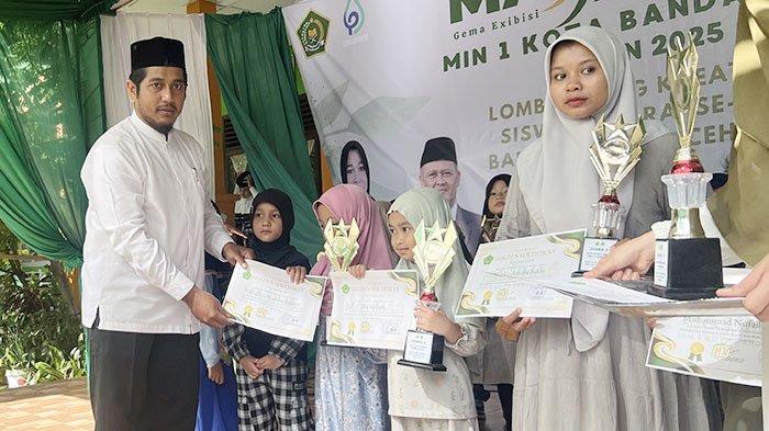 Direktur Diniyah MIN 1 Banda Aceh menyerahkan hadiah berupa piala dan sertifikat kepada para juara, Minggu (13/2/2025).