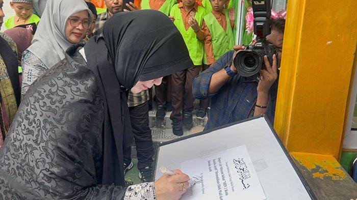 Wali Kota Banda Aceh, Illiza Sa’aduddin Djamal meresmikan depot air minum sehat gratis MIN 1 Banda Aceh usai membuka acara Maxima 6, Sabtu (12/3/2025).