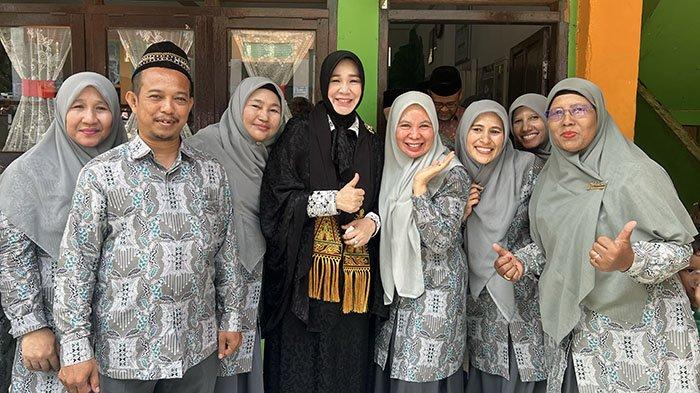 Guru MIN 1 Banda Aceh foto bersama Wali Kota Illiza Sa’aduddin Djamal usai seremoni pembukaan Maxima 6, Sabtu (12/4/2025).