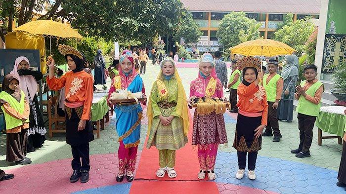 Siswi MIN 1 Banda Aceh penyambut tamu pada acara Gema Eksibisi Lomba SIswa-Siswi Madrasah (Maxima) 6, Sabtu (12/4/2025).