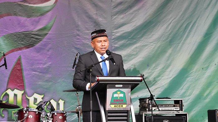 KEPSEK SMA MOSA - Kepala SMA Negeri Modal Bangsa (Mosa), Misra MPd saat menyampaikan pidato pada pembukaan Flash di sekolah dipimpinnya, Kamis (13/2/2025).