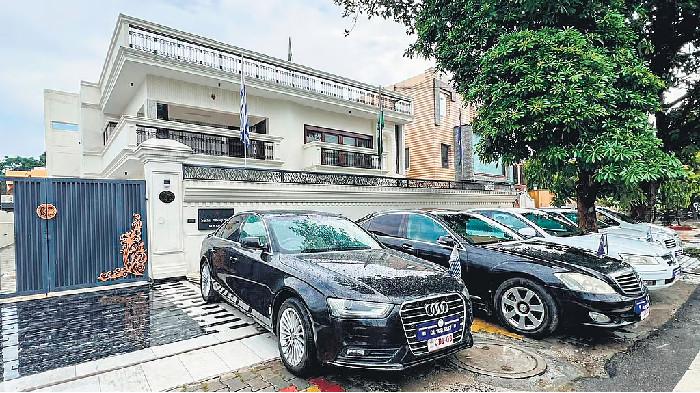 Mobil-mobil mewah berpelat nomor diplomatik palsu di depan kedutaan ilegal di Kavinagar, Ghaziabad, Uttar Pradesh.