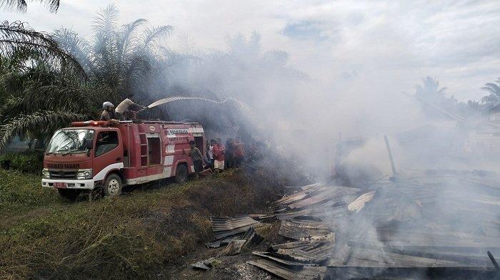 Mobil pemadam kebakaran berusaha memadamkan api yang melahap asrama santri pondok pesantren Al Zamzamiyah Dusun 4 Lae Ijuk, Desa Gunung Lagan, Kecamatan Gunung Meriah, Kabupaten Aceh Singkil, Rabu (9/7/2025).