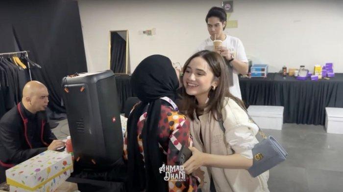 Momen El Rumi kenalkan Syifa Hadju ke Mulan Jameela dan Ahmad Dhani.