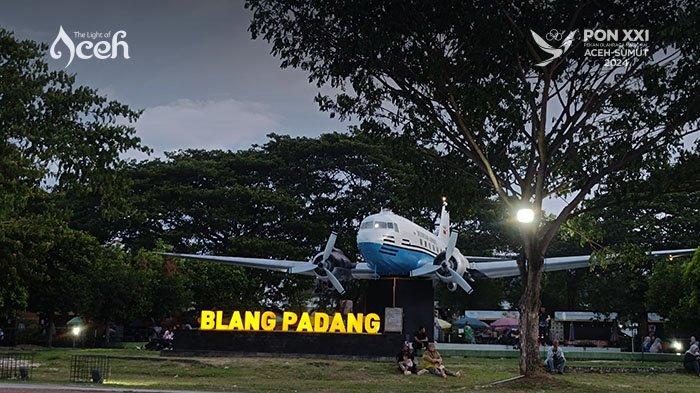 Monument Pesawat Seulawah RI 001, sebagai situs pesawat pertama yang dimiliki Indonesia saat awal-awal kemerdekaan berdiri di sudut Lapangan Blang Padang, Kota Banda Aceh.