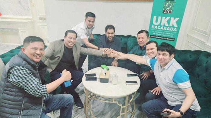Mualem sebagai Ketua Umum DPP Partai Aceh berfoto bersama dengan politisi PKB Aceh HRD, Ketua DPW PKB Aceh, H Irmawan, dan Ketua Partai Gerindra Aceh, Fadhlullah (Dek Fad) serta Sekretaris DPW PKB Aceh, Munawar AR, di Kantor DPP PKB di Jakarta, Jumat (9/8/2024).
