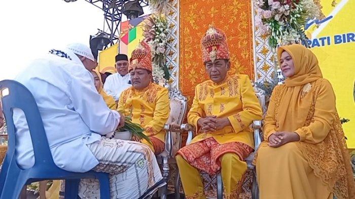 H Mukhlis ST-Ir H Razuardi MT dipeusijuek di lapangan Galacticos Cot Gapu Bireuen, beberapa waktu lalu
