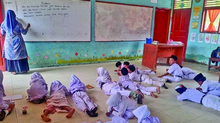 BELAJAR DI LANTAI - Murid SD Seuneubok Teungoh, Kecamatan Darul Ihsan, Aceh Timur belajar di lantai, Senin (19/5/2025).