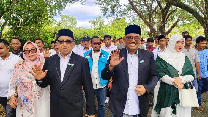 Pasangan calon Bupati dan Wakil Bupati Aceh Besar, Musannif – Sanusi Hasyim jalan bersama pendukungnya menuju KIP Aceh Besar di Kota Jantho, Rabu (28/8/2024)