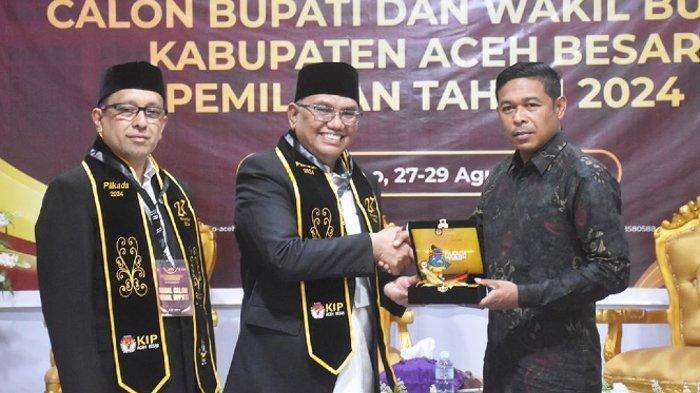 Musannif-Sanusi memberikan berkas pencalonan mereka kepada Ketua KIP Aceh Besar, T Khairun Salim.