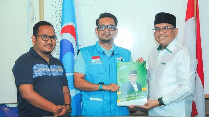 Musannif juga bersilaturahmi sekaligus mendaftarkan diri secara resmi sebagai bakal calon bupati Aceh Besar.Kedatangannya bersama rombongan disambut hangat oleh Ketua Gelora Aceh Besar, Abdus Sabur, Wakil Sekretaris DPW Gelora Aceh Sufri, serta jajaran pengurus DPD Partai Gelora Aceh Besar.