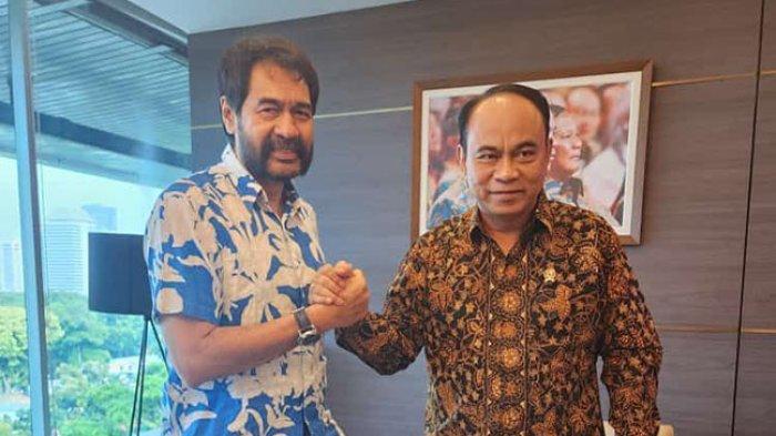 BERSALAMAN - Muzakir Manaf bersalaman dengan Ketua Umum Relawan Projo Budi Arie Setiadi
yang juga Menteri Kominfo RI, di ruang kerja menteri, Jakarta, Selasa (2/7/2024).