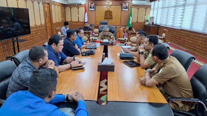 Ketua PWI Aceh, Nasir Nurdin didampingi Wakil Ketua Penasehat PWI Aceh, Bustamam Ali mendiskusikan berbagai isu terkini dengan Pj Gubernur Aceh, Bustami di ruang kerja Gubernur Aceh, Senin, 25 Maret 2024.