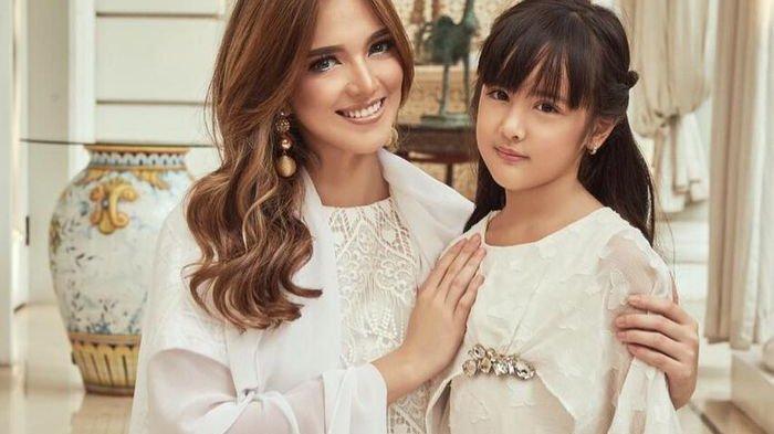 Nia Ramadhani dan sang putri saat kompak mengenakan busana muslim serba putih.
