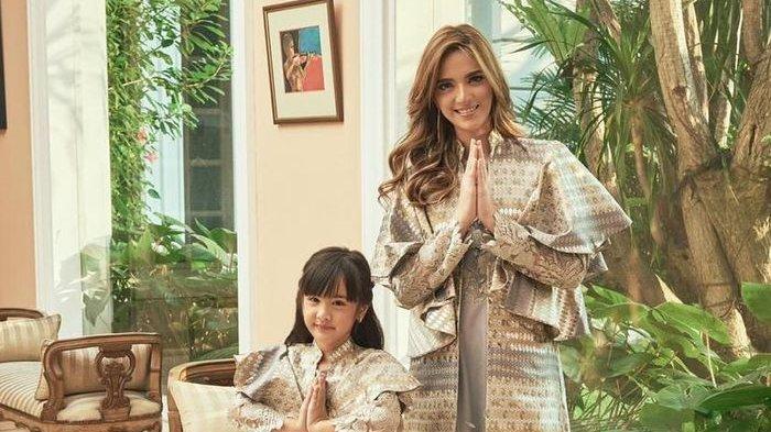 Nia Ramadhani tampil kompak dengan Mikhayla.