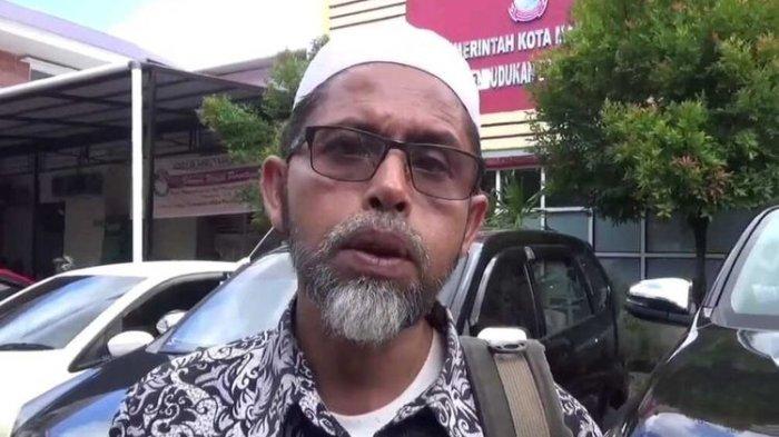 Nur Islam (52) pengungsi asal Rohingya memboyong enam orang keluarganya mengurus dokumen Warga Negara Indonesia (WNI) di kantor Dinas Kepependukan dan Catatan Sipil Kota Makassar.