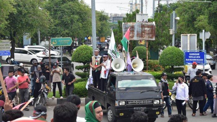 Massa melakukan aksi bela Palestina di Bundaran Simpang Lima, Banda Aceh, Sabtu (21/10/2023).
