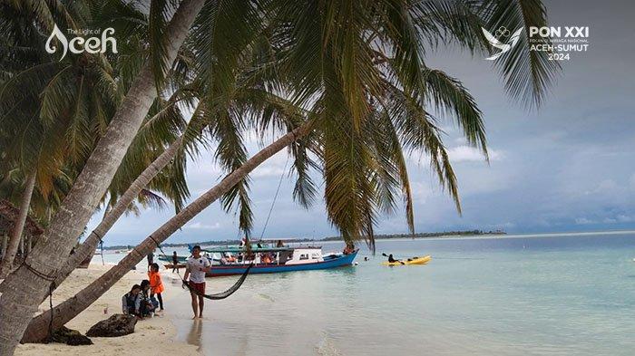 Pemandangan di Pantai Pulau Panjang, Kecamatan Pulau Banyak, Kabupaten Aceh Singkil.