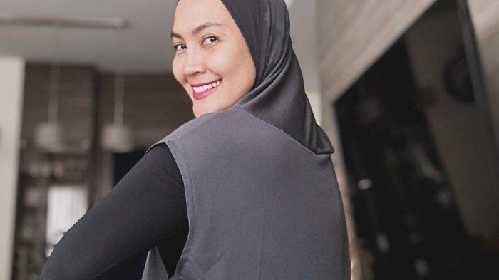 Outfit Steffy Burase saat berolahraga.