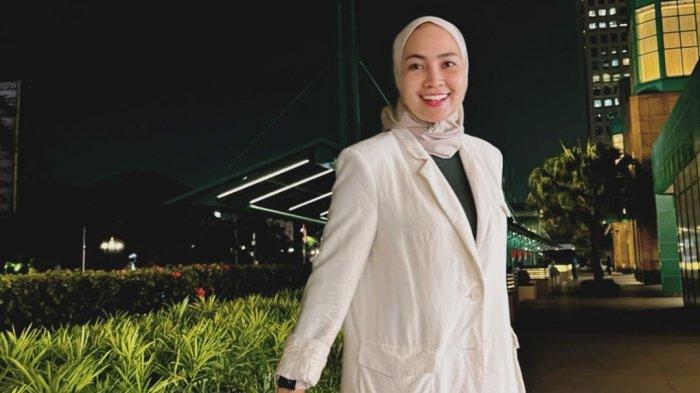Outfit Steffy Burase saat bekerja.