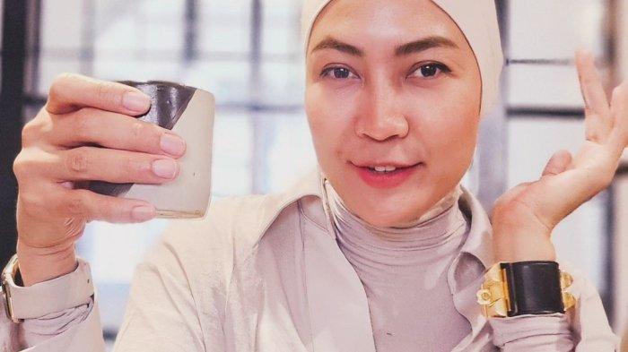 Outfit Steffy Burase saat ngopi.