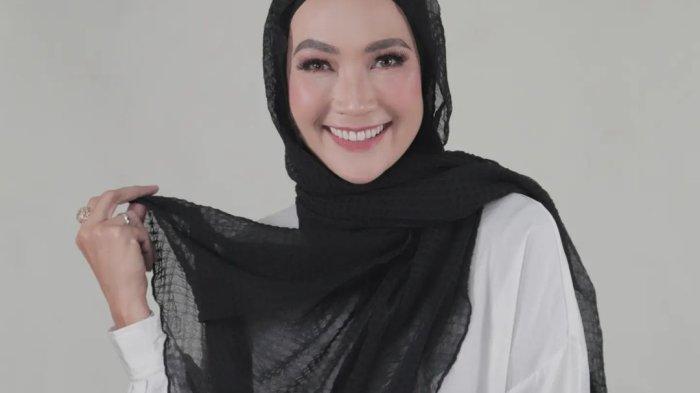Outfit casual syar'i ala Steffy Burase.