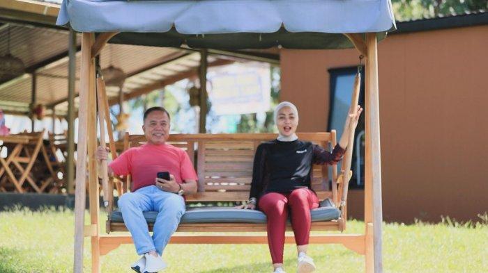 Melihat outfit istri muda Mantan Gubernur Aceh Irwandi Yusuf, inspirasi Outfit of the Day (OOTD) ala Steffy Burase.