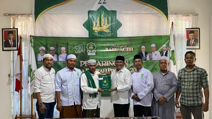 Ketua Umum PAS, Tu Bulqaini menyerahkan form B1 KWK kepada calon Bupati Aceh Besar, H Musannif di DPP PAS Aceh, Batoh, Kecamatan Lueng Bata, Banda Aceh, Senin (26/8/2024).