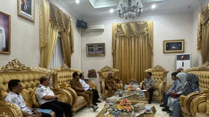 Pj Gubernur Gorontalo, Rudy Salahuddin, didampingi Kepala Dinas Pertanian Muljadi Mario, dan Kepala Dinas Perhubungan Jamal Nganro, menerima audiensi CEO PT. Trans Continent Ismail Rasyid dan stafnya di Gorontalo, Selasa (5/11/2024) sore.