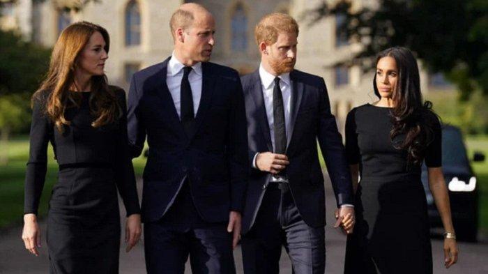 Pangeraan William dan Pangeran Harry bersama pasangan masing-masing terlihat akrab saat berjalan-jalan di Kastil Windsor, London, Inggris, Sabtu (10/9/2022) sore.