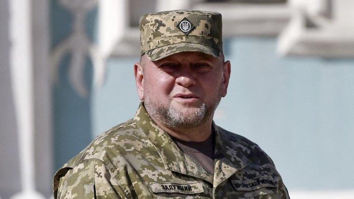 Panglima Angkatan Bersenjata Ukraina Valerii Zaluzhnyi mengambil bagian dalam upacara memperingati Hari Kemerdekaan Ukraina, di Kyiv pada 24 Agustus 2023, di tengah invasi Rusia ke Ukraina. Pada hari Rabu (31/1/2024) Kremlin mengaku pihaknya terus memantau situasi seputar perseteruan Presiden Ukraina Zelensky dan Valery Zaluzhny.