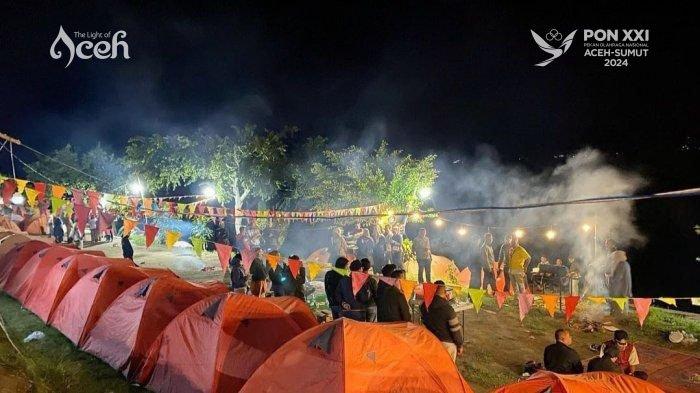 Suasana camping di objek wisata Pantai Ketibung Desa Bintang, Kecamatan Bintang, Kabupaten Aceh Tengah, Provinsi Aceh.