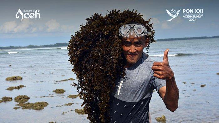 Membawa rumput laut yang baru di panen di laut Pantai Lhok Bubon, Kecamatan Samatiga, Kabupaten Aceh Barat, Minggu (23/9/2024).
