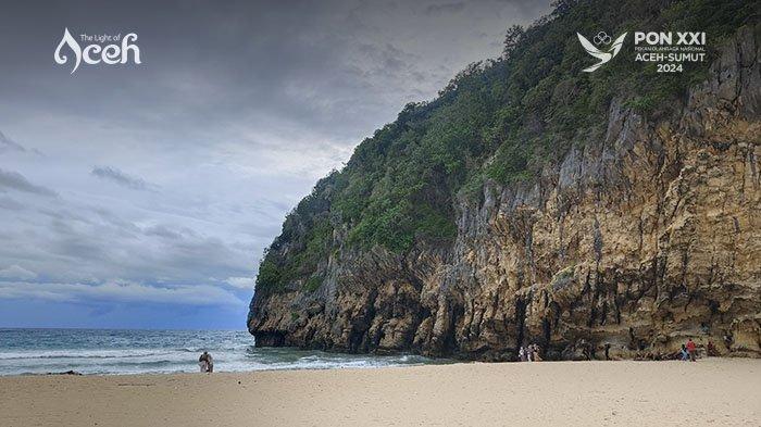 Pemandangan sore hari Pantai Tebing Lampuuk, Lhoknga, Aceh Besar, Sabtu (21/9/2024).