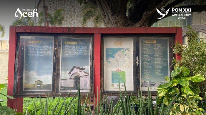 Papan informasi sejarah tentang kuburan Kherkof Peucut di Banda Aceh