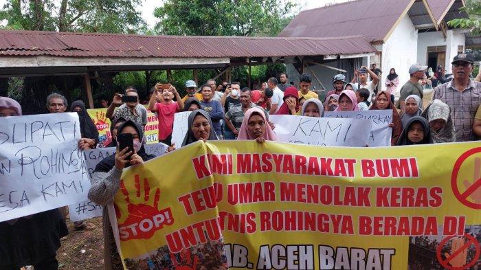 Para pengungsi Rohingya saat dipaksa pindah oleh sekelompok warga dari Marks PMI dalam aksi demo yang dilakukan oleh segelintir warga di Desa Suak Nie, Kecamatan Johan Pahlawan, Selasa (26/3/2024).