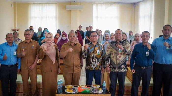 Para pimpinan Bank Aceh dan pejabat Dinas Koperasi dan UMKM Aceh foto bersama para peserta Pelatihan Manajemen Usaha dan Akses Pasar Digital Bagi UMKM di Aula PLUT-KUMKM Dinas Koperasi dan UMKM Aceh, Banda Aceh, Selasa (20/2/2024).