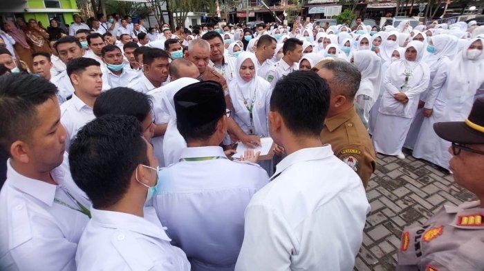 Para tenaga kesehatan di RSUD Cut Nyak Dhien Meulaboh, Aceh Barat, Senin (2/10/2023) saat melakukan aksi unjuk rasa di depan rumah sakit setempat, menuntut keadilan dan kesejahteraan kepada pihak manajemen.