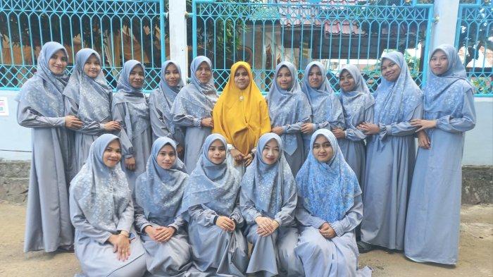 FOTO BERSAMA UMMI - Para ustadzah Lajnah Dakwah Raudhatul Quran (LDRQ) melakukan foto bersama dengan Ummi Hj Erliyanti SE pimpinan LDRQ pada acara perayaan Maulid Nabi, bertempat di Dayah Raudhatul Quran, Tungkop, Kecamatan Darussalam, Aceh Besar, Minggu (29/10/2023).