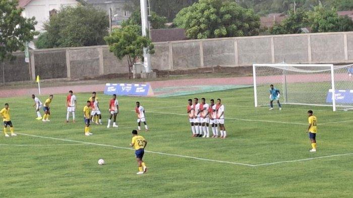 Pemain Riau mengeksekusi tendangan bebas ke gawang Papua, pada pertandingan cabor sepakbola PON XXI 2024 di Lapangan Blang Paseh, Kecamatan Kota Sigli, Pidie, Senin (2/9/2024). Pertandingan itu dimenangkan Papua dengan skor 1-0.