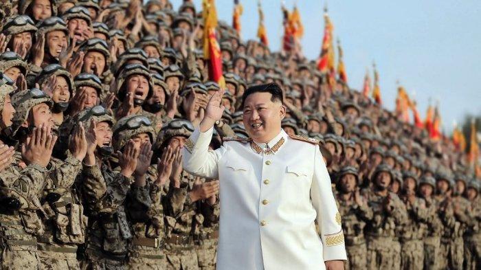 Pemimpin Korea Utara Kim Jong Un bersama Tentara Revolusioner Rakyat Korea (KPRA).