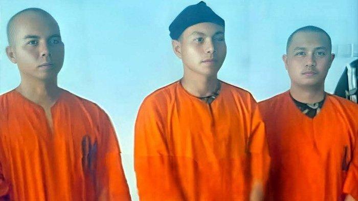 Penampakan tiga anggota TNI AL yang telah ditangkap dan ditahan dalam kasus penembakan yang menewaskan bos rental mobil, Ilyas Abdurrahman (48). Salah satu rekan korban Ilyas Abdurahman bernama Ramli Abu Bakar ikut tertembak. Ia yang saat itu ikut Ilyas berusaha menyita mobil sewaan milik Ilyas tersebut ikut tertembak di rest area km 45 Tol Tangerang-Merak arah Jakarta, pada Kamis (2/1/2025) lalu. (X)