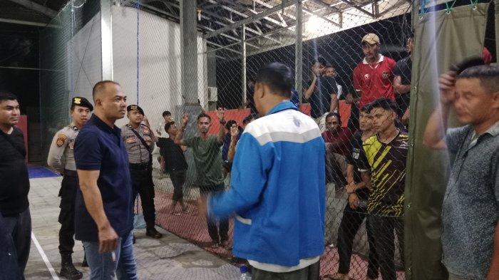 Kapolres Aceh Timur AKBP Andy Rahmansyah saat berdialog dengan para demonstran di ISC, Kami (14/12/203).