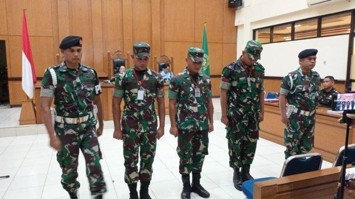 Praka Heri Sandi (tengah), Praka Jasmowir (kanan), Praka Riswandi Manik (kiri) saat dihadirkan di Pengadilan Militer II-08 Jakarta, Senin (27/11/2023). (TribunJakarta)