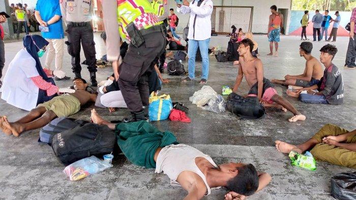 Maulidi Alfata
Pengungsi Rohingya berada di tempat penampungan sementara Idi Sport Center (ISC) Aceh Timur, Minggu (19/11)/2023.
